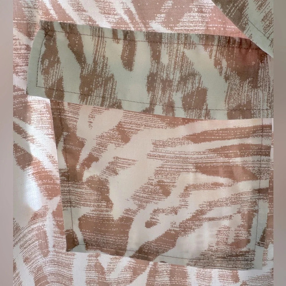 100% Lyocell Tan & White s/s cuffed blouse with collar and hidden button front - Picture 4 of 9